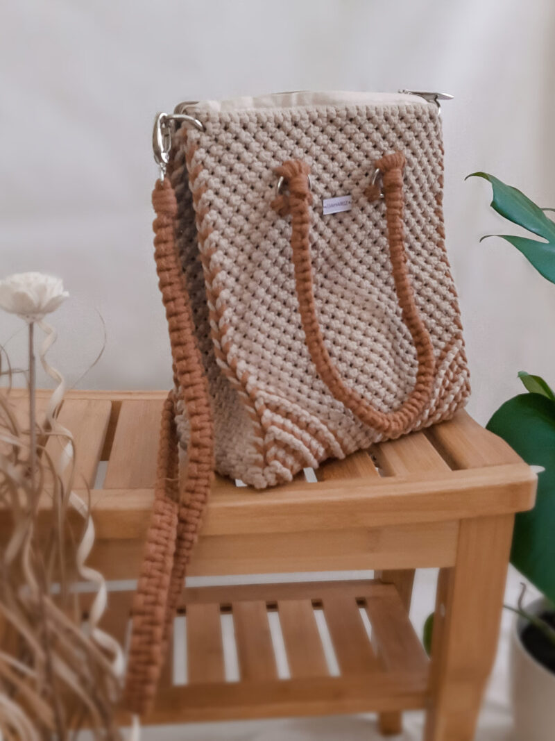 Torebka damska klasyczna typu shopper, pleciona ze sznurka techniką makramy, przez ramię i na ramię, beżowa