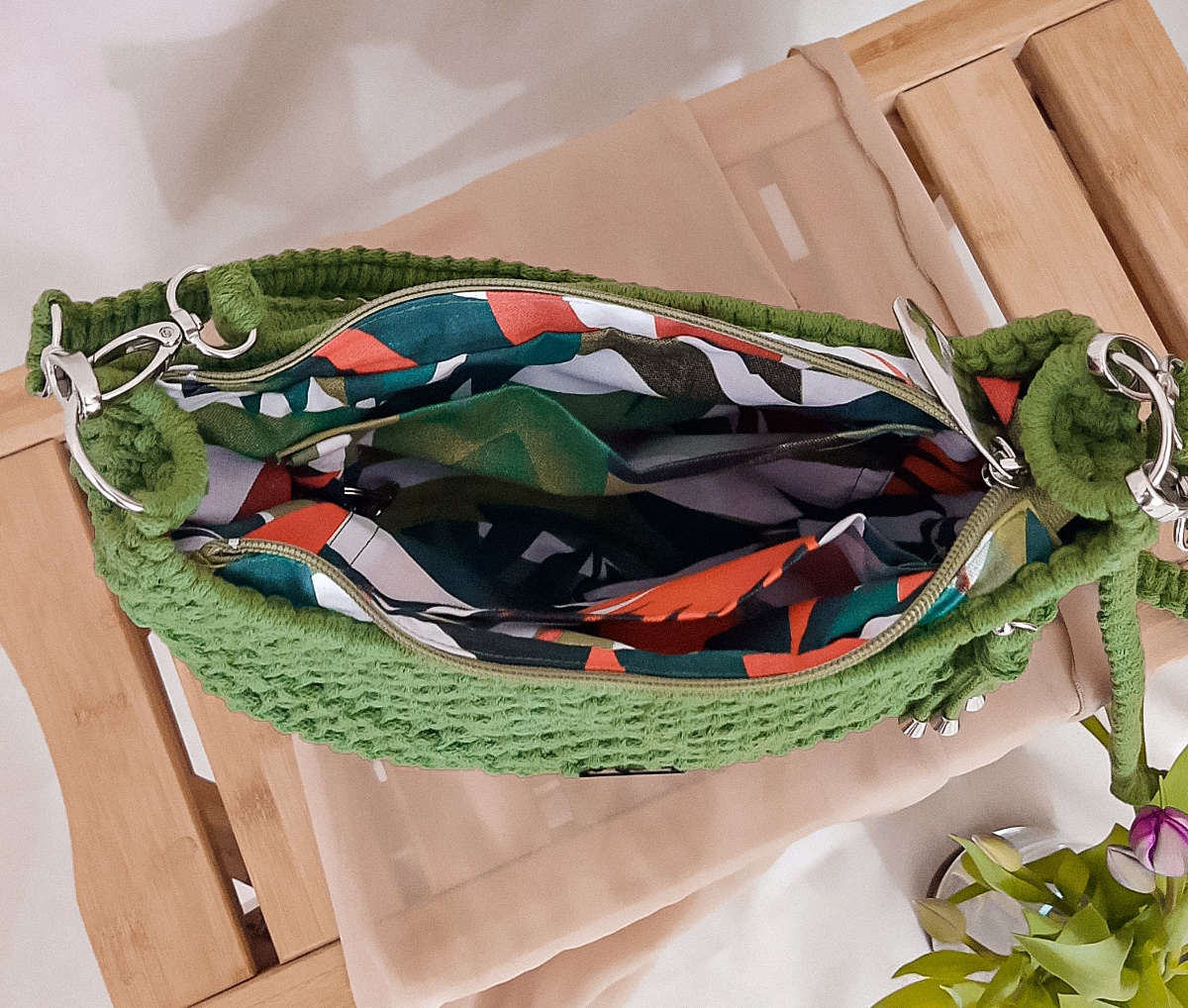 torebka damska bagietka pleciona ze sznurka techniką makramy, do noszenia na ramieniu i przez ramię, zieleń trawiasta, zielona