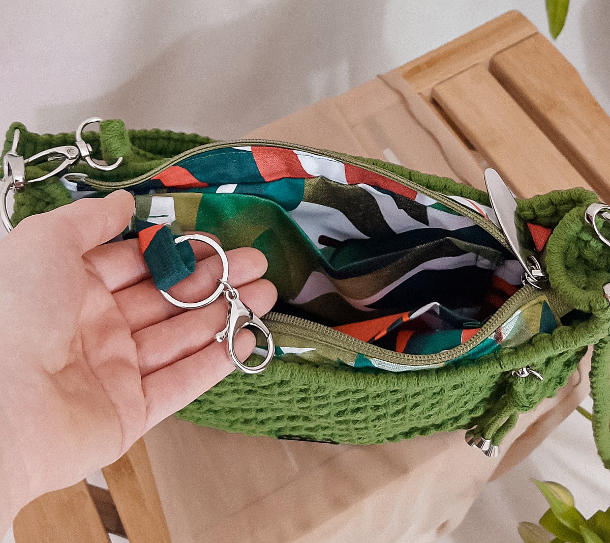 torebka damska bagietka pleciona ze sznurka techniką makramy, do noszenia na ramieniu i przez ramię, zieleń trawiasta, zielona