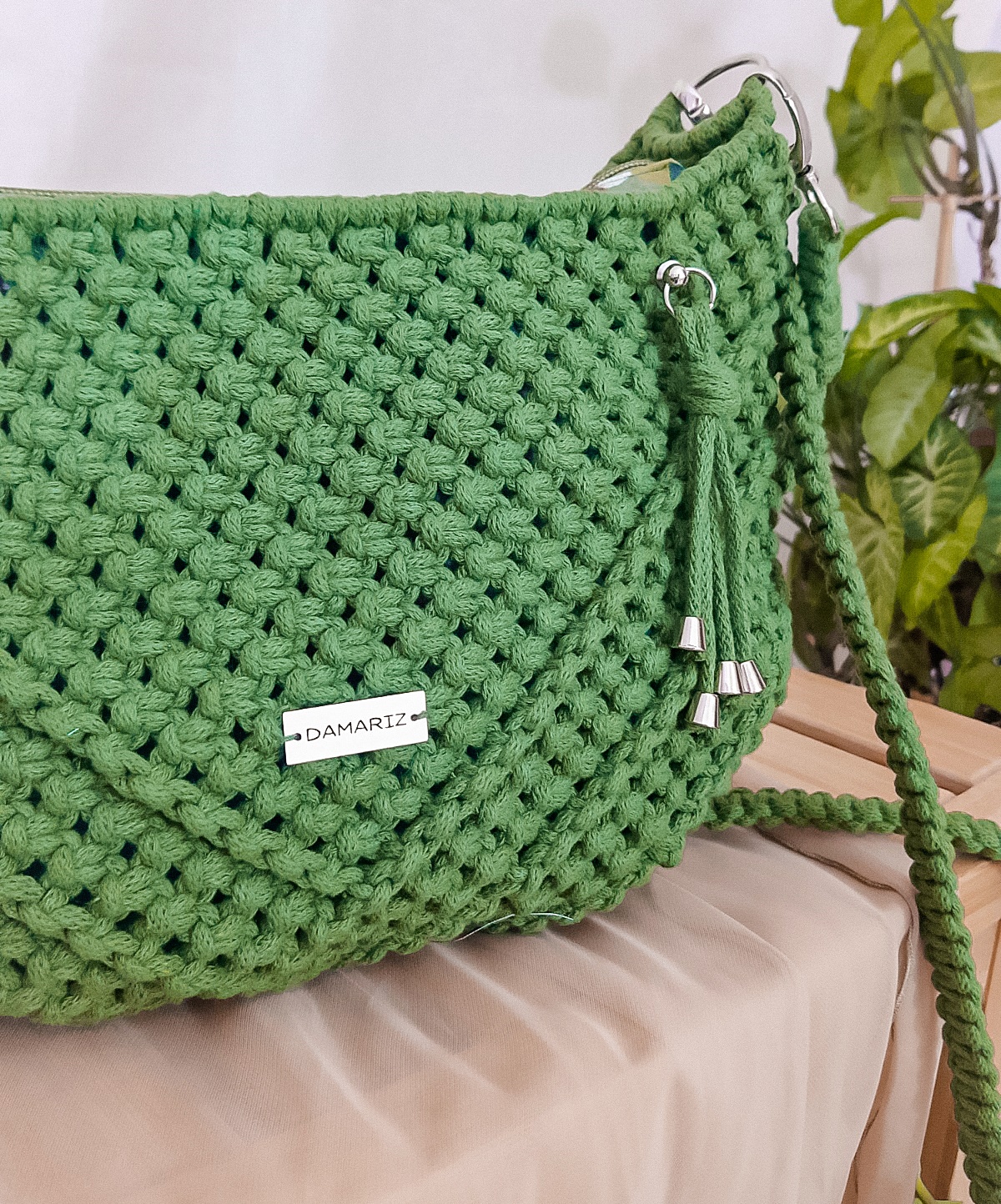 torebka damska bagietka pleciona ze sznurka techniką makramy, do noszenia na ramieniu i przez ramię, zieleń trawiasta, zielona