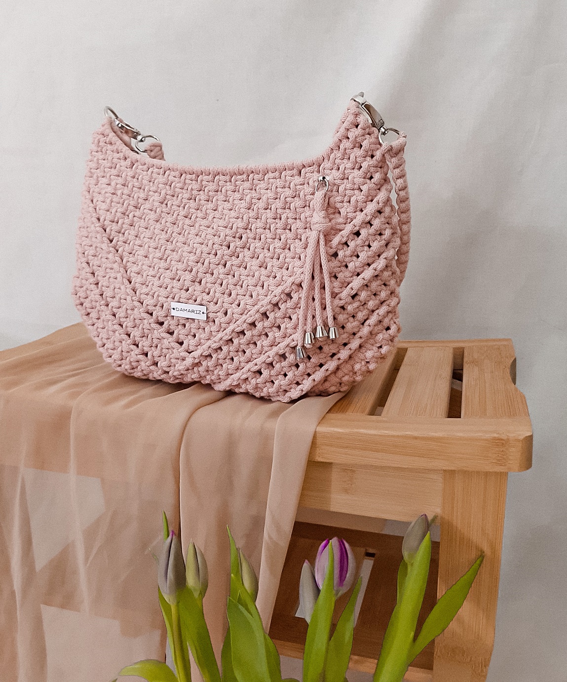 torebka damska bagietka pleciona ze sznurka techniką makramy, do noszenia na ramieniu i przez ramię, różowa, różowe złoto