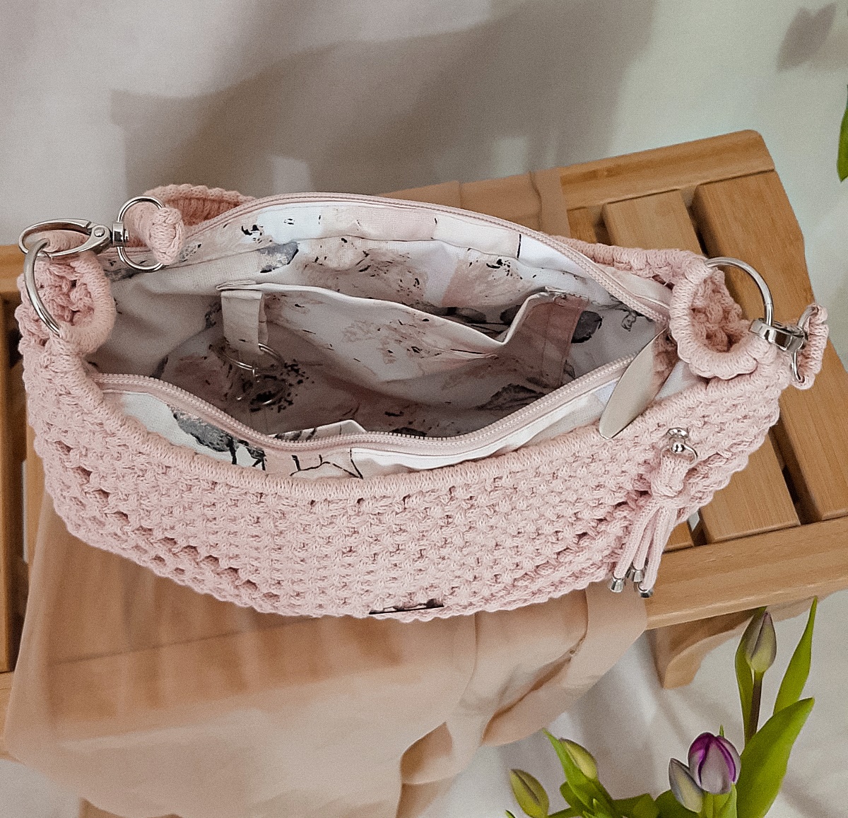 torebka damska bagietka pleciona ze sznurka techniką makramy, do noszenia na ramieniu i przez ramię, różowa, różowe złoto