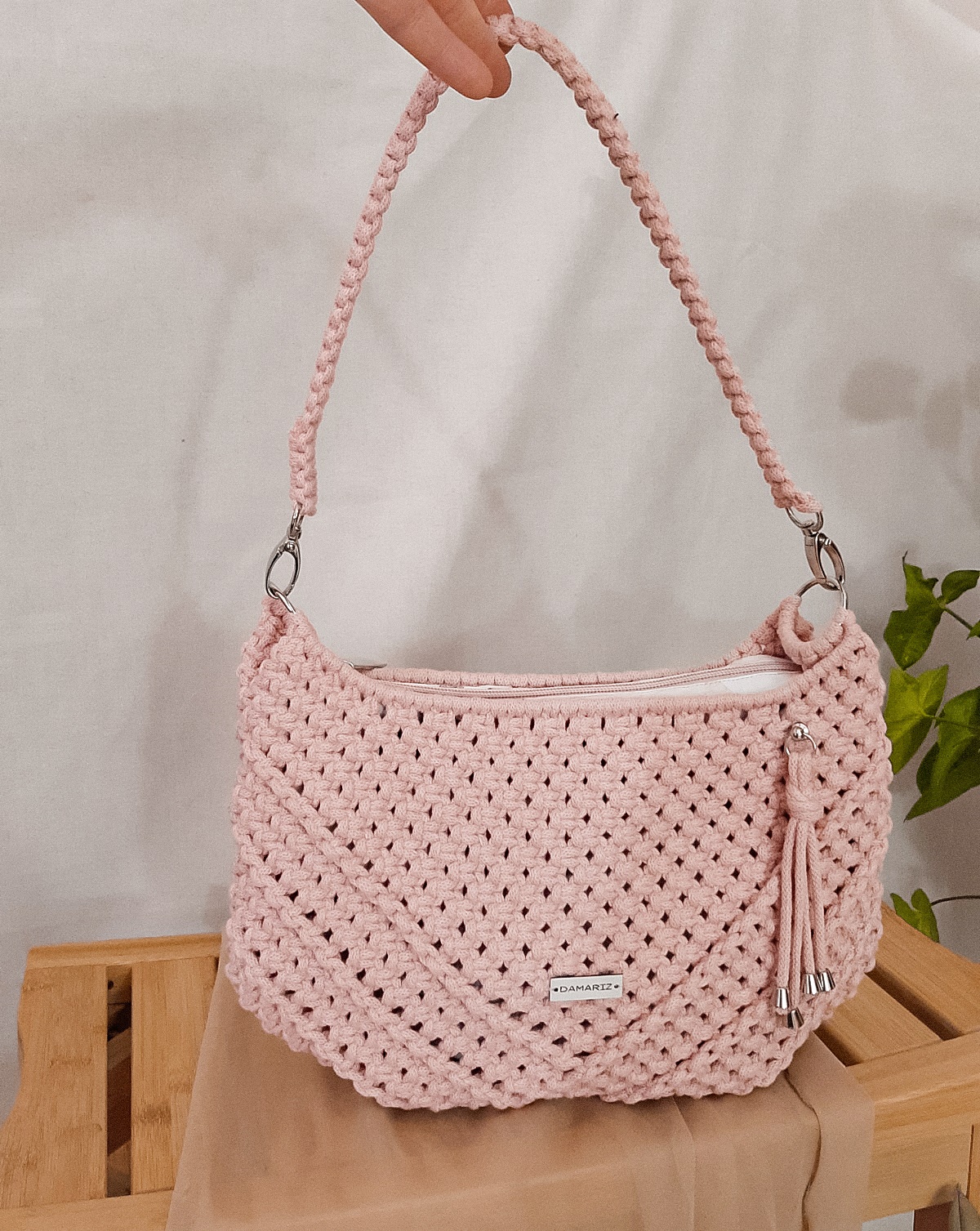torebka damska bagietka pleciona ze sznurka techniką makramy, do noszenia na ramieniu i przez ramię, różowa, różowe złoto