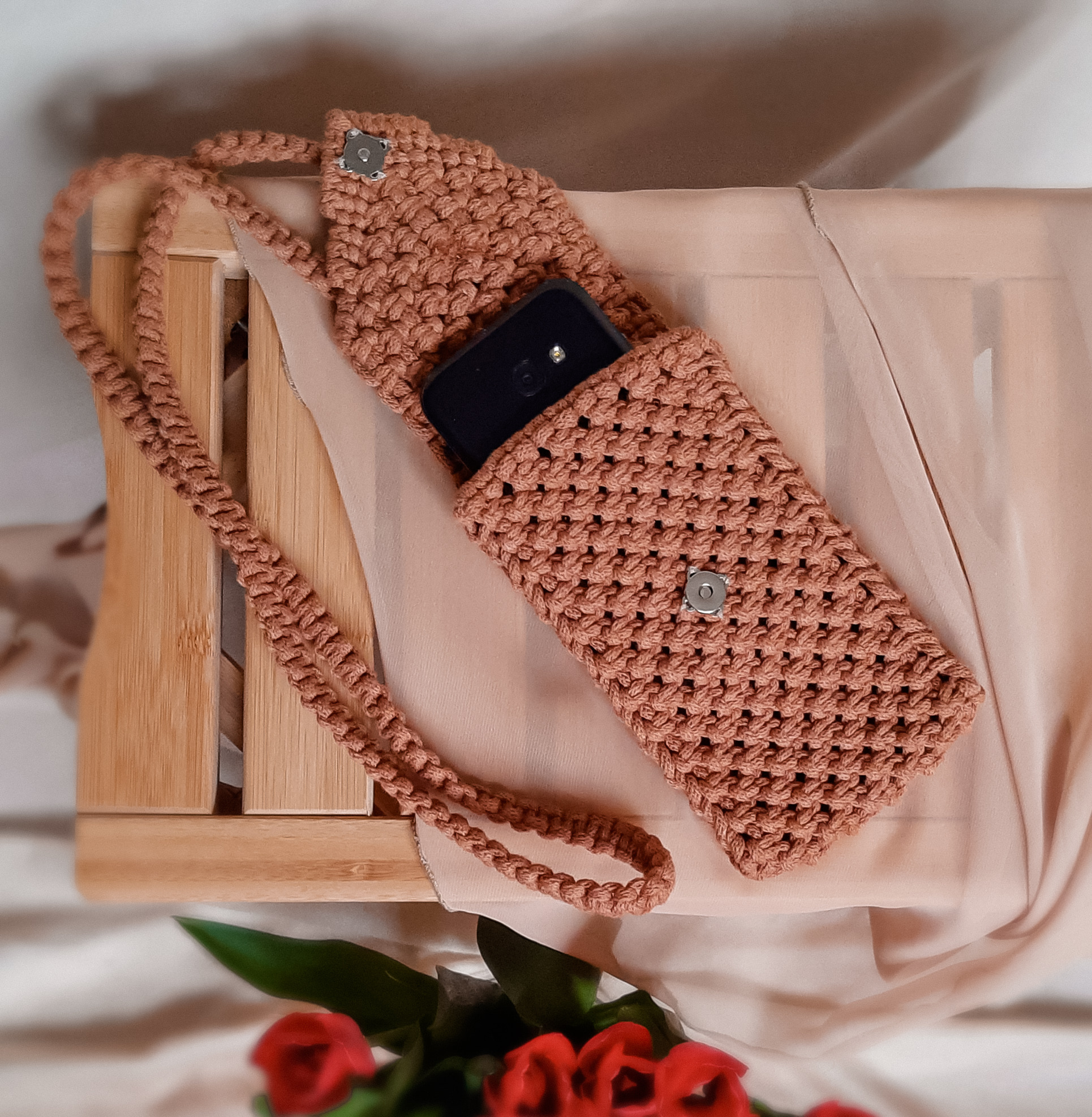 torebka - case na telefon do noszenia na szyi, przez ramię, na długim pasku, karmelowa, brązowa