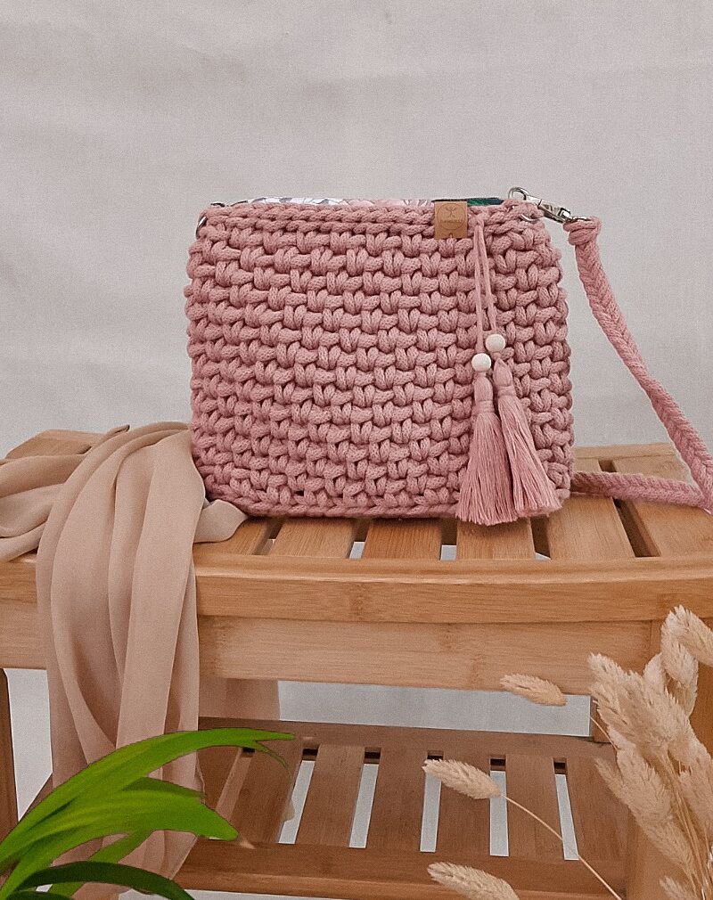 mała torebka ze sznurka przez ramię, listonoszka z frędzlami, różowe złoto