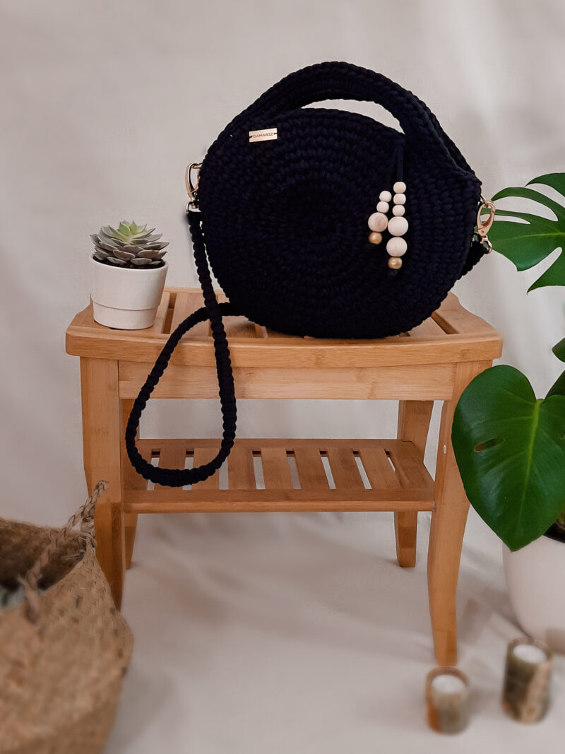 Okrągła torebka do ręki i przez ramię pleciona na szydełku ze sznurka, czarna ze złotymi elementami, na lato, na wiosnę