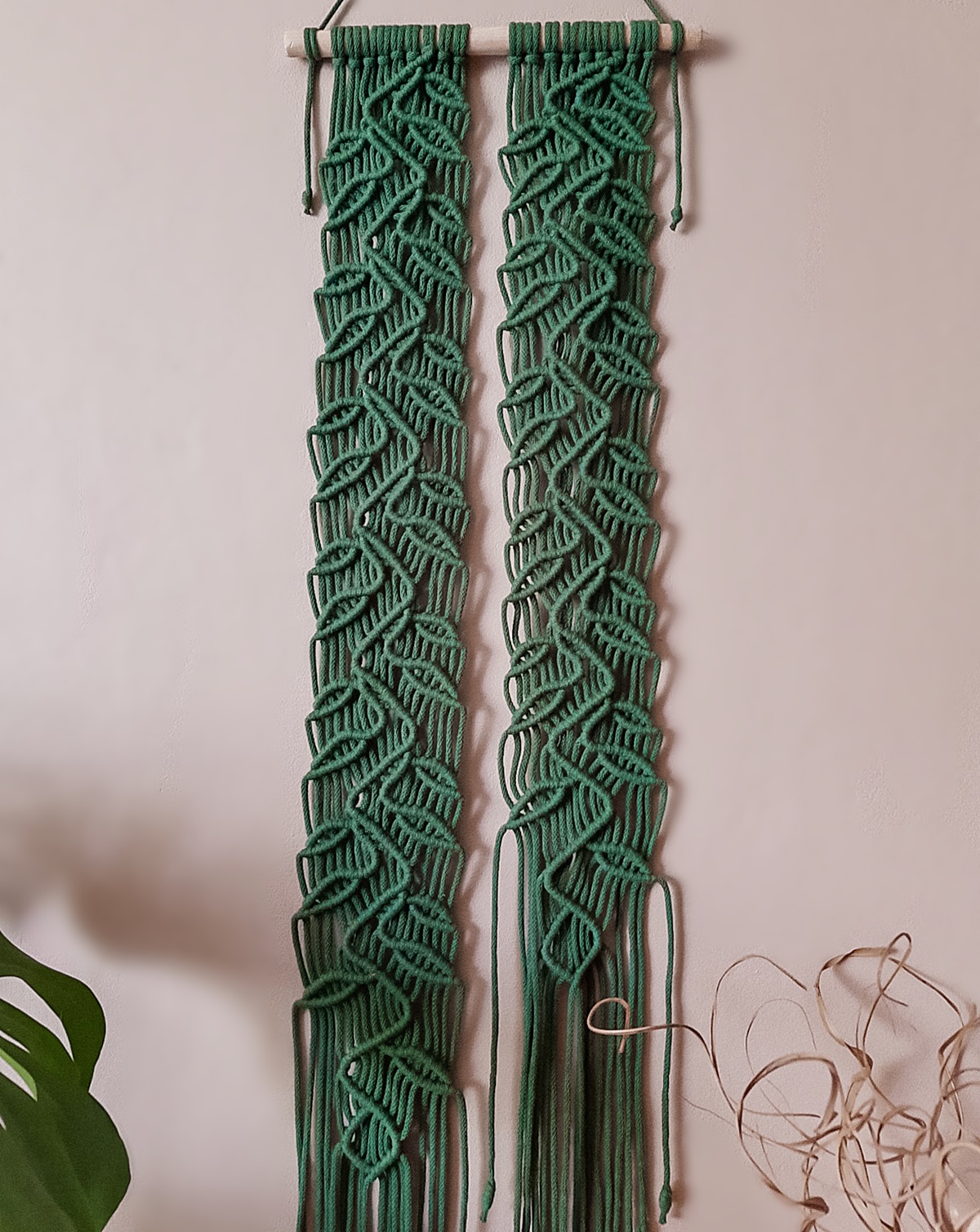 dekoracja ścienna w stylu boho, makrama roślinnaa, zielona
