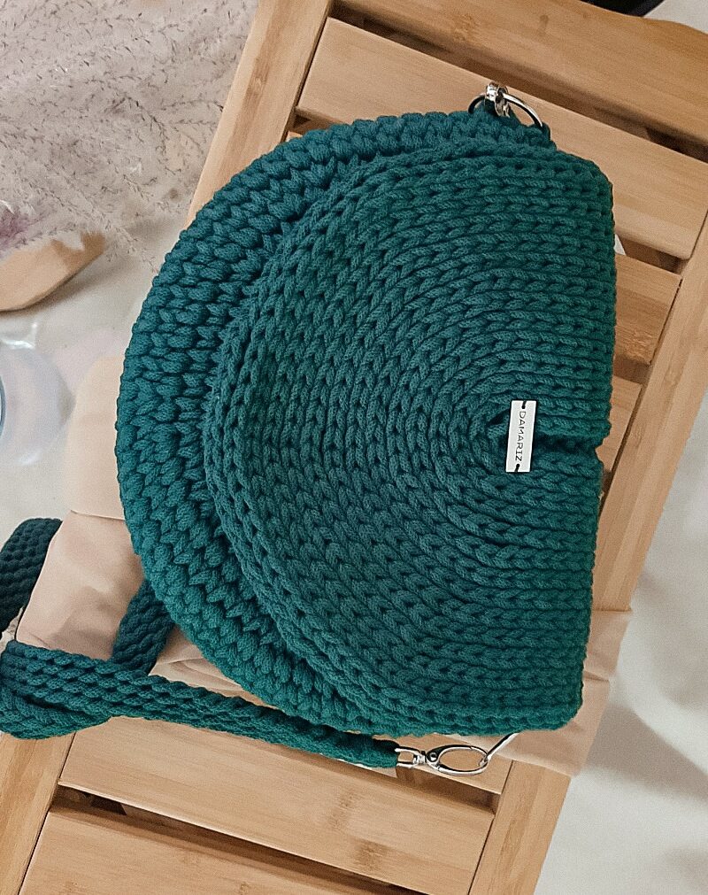 Torebka listonoszka pleciona ze sznurka na szydełku, z klapką, półksiężyc, half moon do noszenia przez ramię, zielona