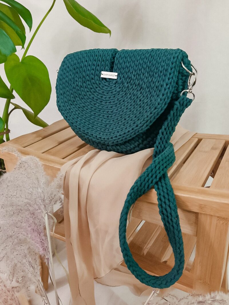 Torebka listonoszka pleciona ze sznurka na szydełku, z klapką, półksiężyc, half moon do noszenia przez ramię, zielona