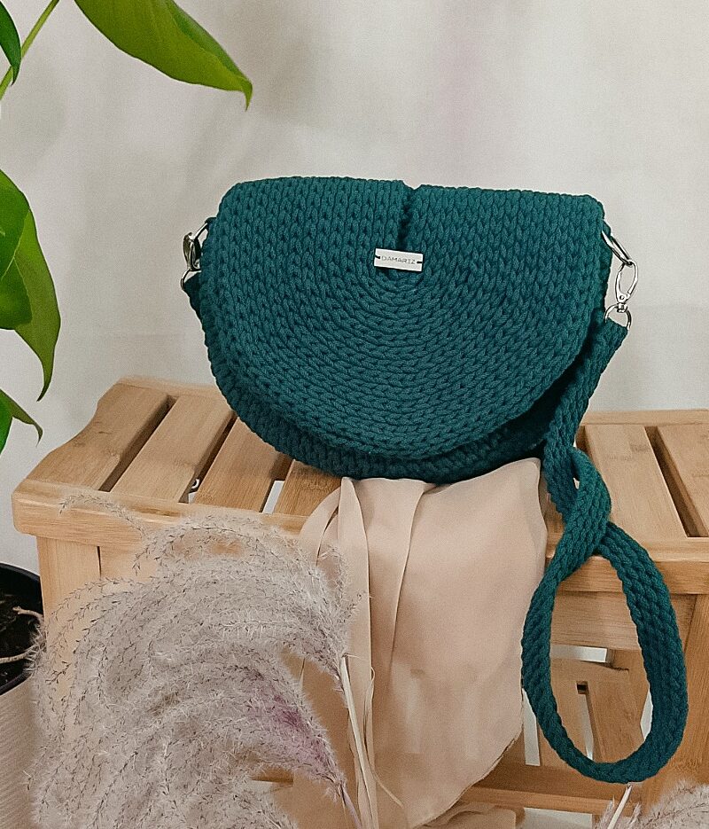 Torebka listonoszka z klapką, półksiężyc, half moon, zielona Torebka listonoszka pleciona ze sznurka na szydełku, z klapką, półksiężyc, half moon do noszenia przez ramię, butelkowa zieleń