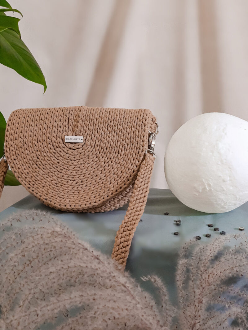 Torebka listonoszka pleciona ze sznurka na szydełku, z klapką, półksiężyc, half moon do noszenia przez ramię, ciemny beż