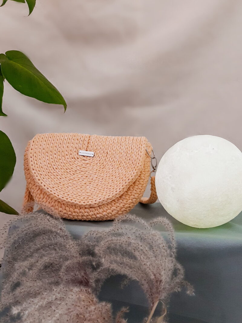 Torebka listonoszka pleciona ze sznurka na szydełku, z klapką, półksiężyc, half moon do noszenia przez ramię, pomarańczowa