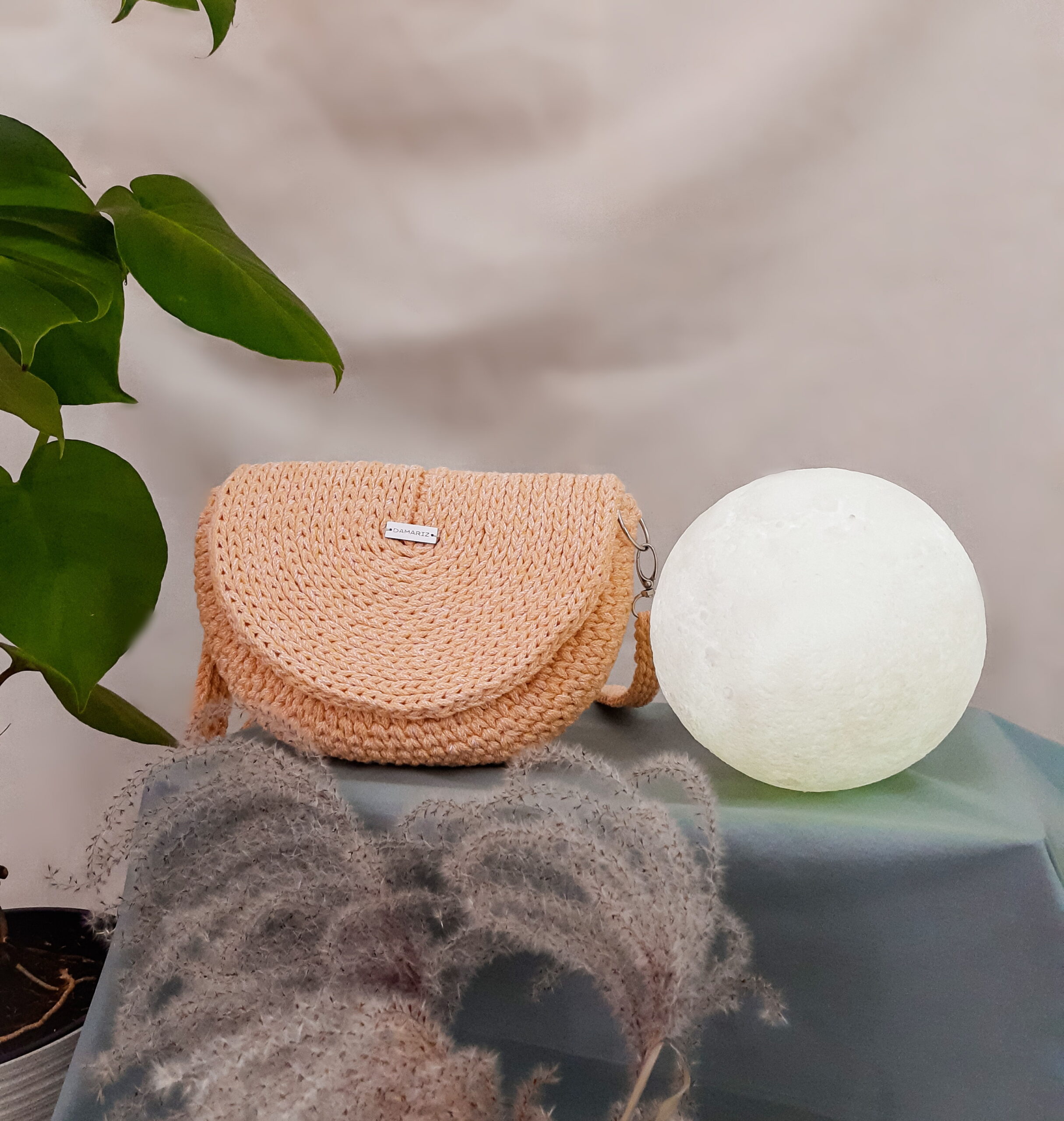 Torebka listonoszka pleciona ze sznurka na szydełku, z klapką, półksiężyc, half moon do noszenia przez ramię, pomarańczowa