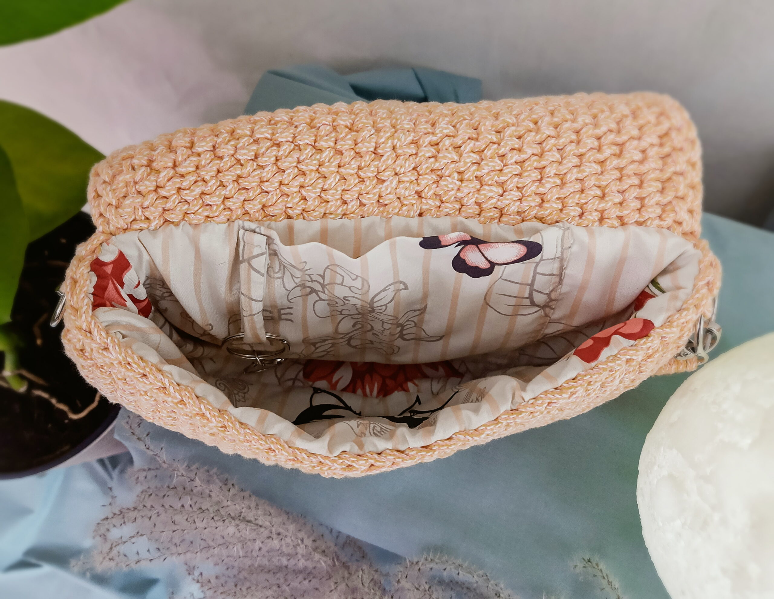 Torebka listonoszka pleciona ze sznurka na szydełku, z klapką, półksiężyc, half moon do noszenia przez ramię, pomarańczowy melanż