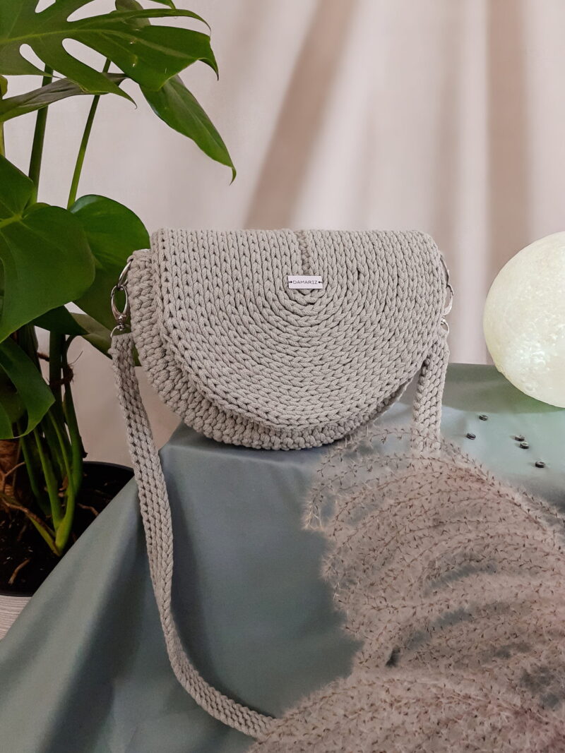 Torebka listonoszka półksiężyc z klapką, jasna oliwkowa, zielona Torebka listonoszka pleciona ze sznurka na szydełku, z klapką, półksiężyc, half moon do noszenia przez ramię, jasnooliwkowa zieleń