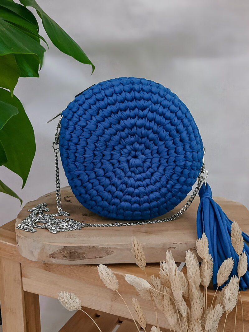 mała, okrągła torebka na łańcuszku na pasku przez ramię, pleciona na szydełku, zielono-niebieska