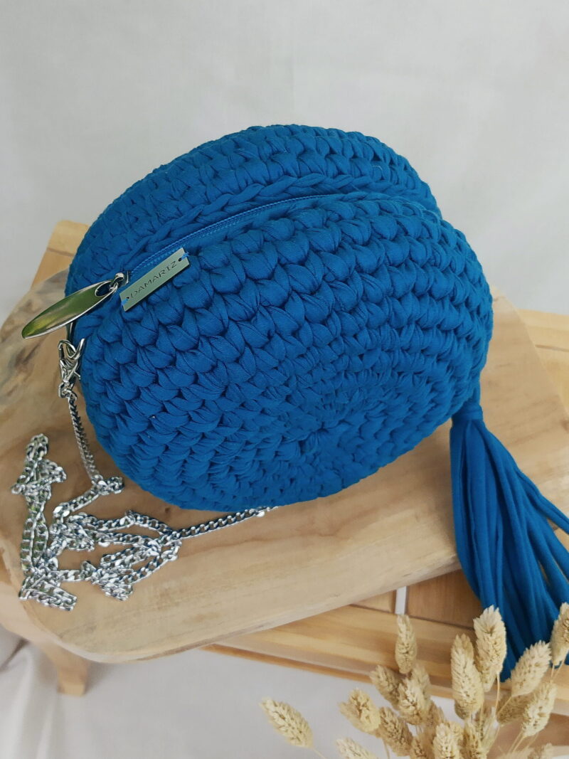 mała, okrągła torebka na łańcuszku na pasku przez ramię, pleciona na szydełku, petrol