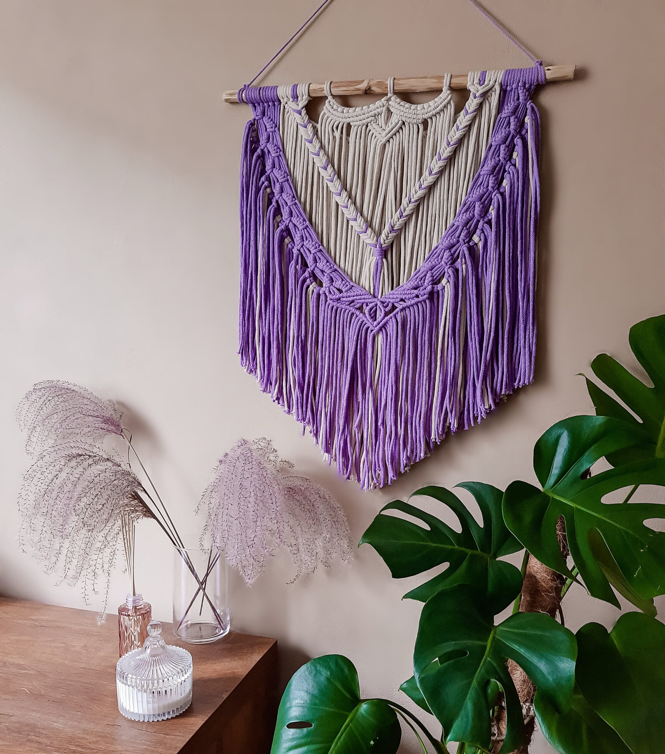 makrama na ściane w stylu boho, delikatna dekoracja do salonu, do sypialni, makatka, naturalna biel i lawendowy