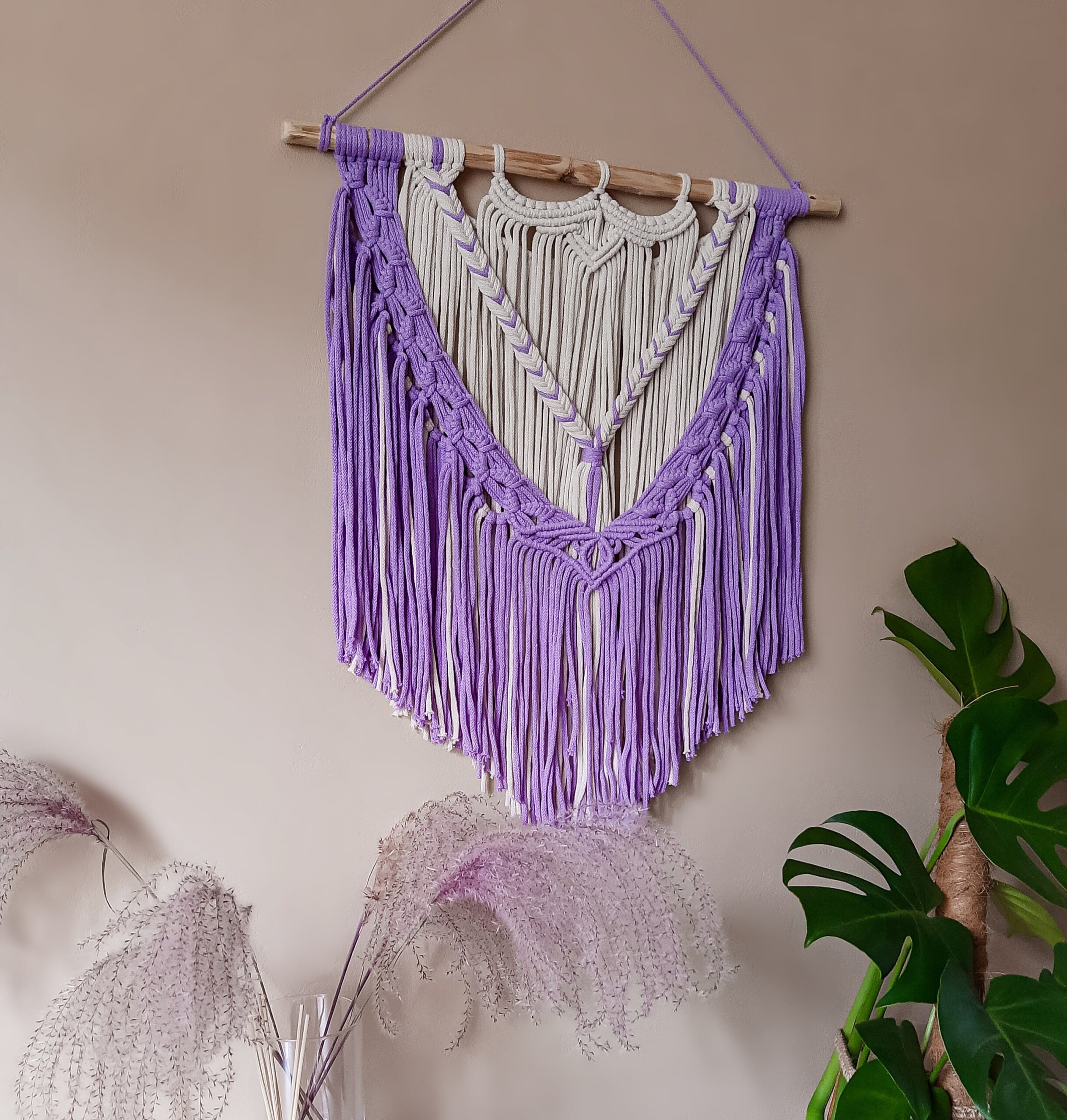 makrama na ściane w stylu boho, delikatna dekoracja do salonu, do sypialni, makatka, naturalna biel i lawendowy