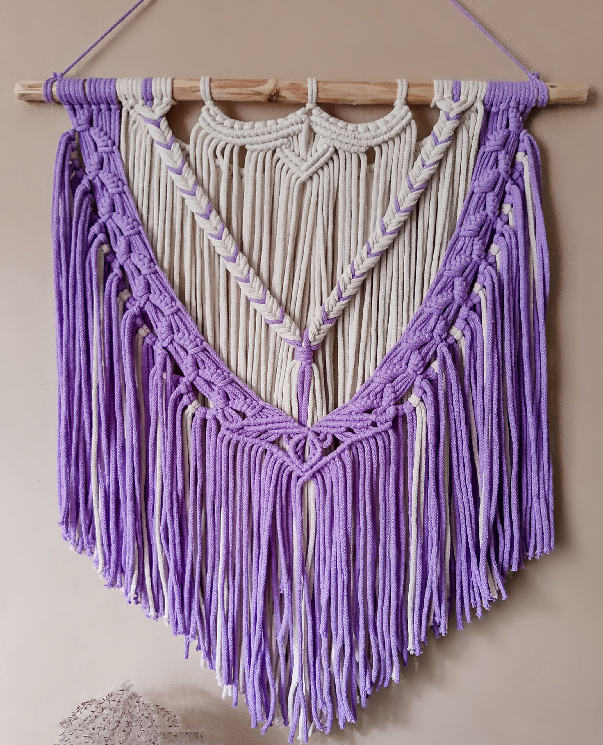 makrama na ściane w stylu boho, delikatna dekoracja do salonu, do sypialni, makatka, naturalna biel i lawendowy