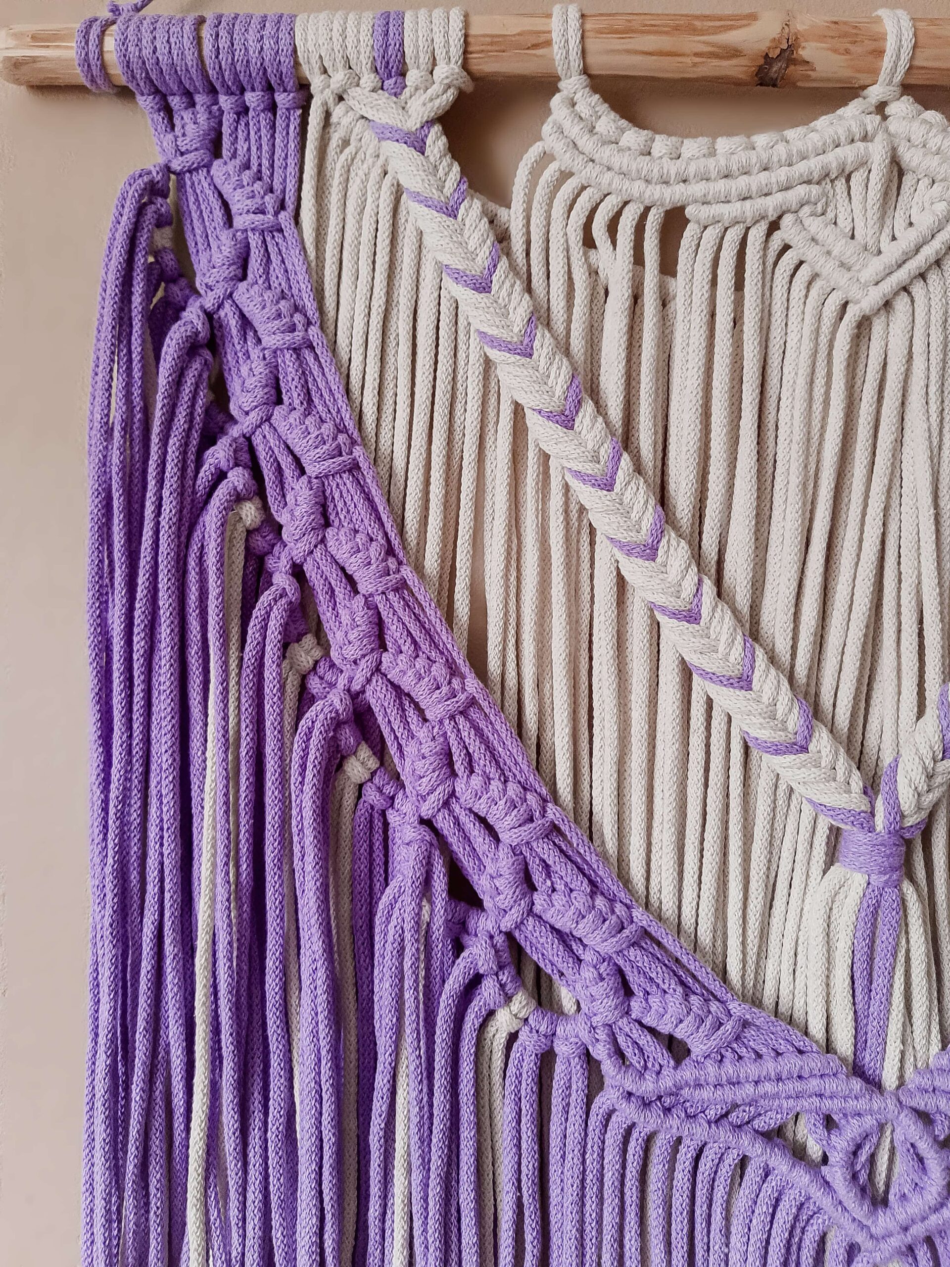 makrama na ściane w stylu boho, delikatna dekoracja do salonu, do sypialni, makatka, naturalna biel i lawendowy