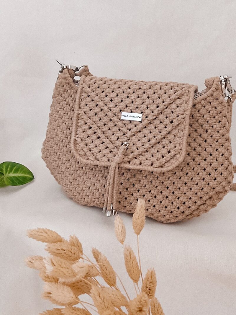 mała torebka listonoszka ze sznurka makrama, z klapką, ciemny beż mała torebka listonoszka ze sznurka makrama boho, do noszenia na ramię i przez ramię, z klapką, ciemny beż, beżowa