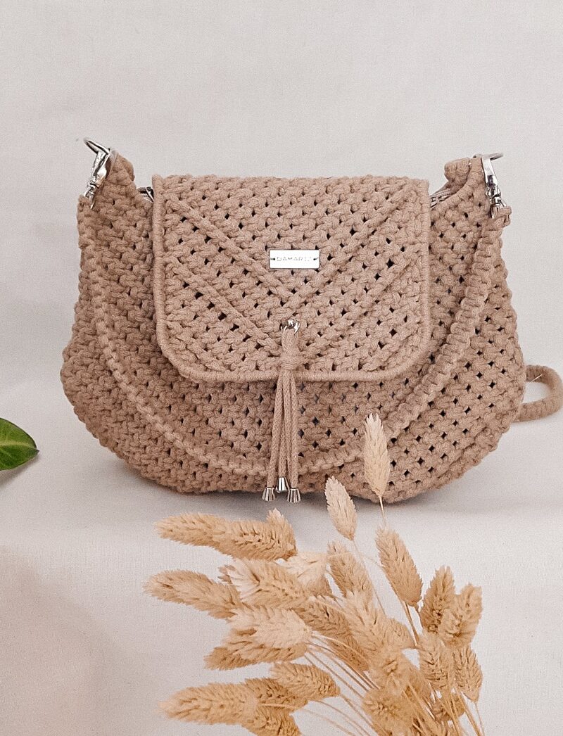 mała torebka listonoszka ze sznurka makrama boho, do noszenia na ramię i przez ramię, z klapką, ciemny beż, beżowa
