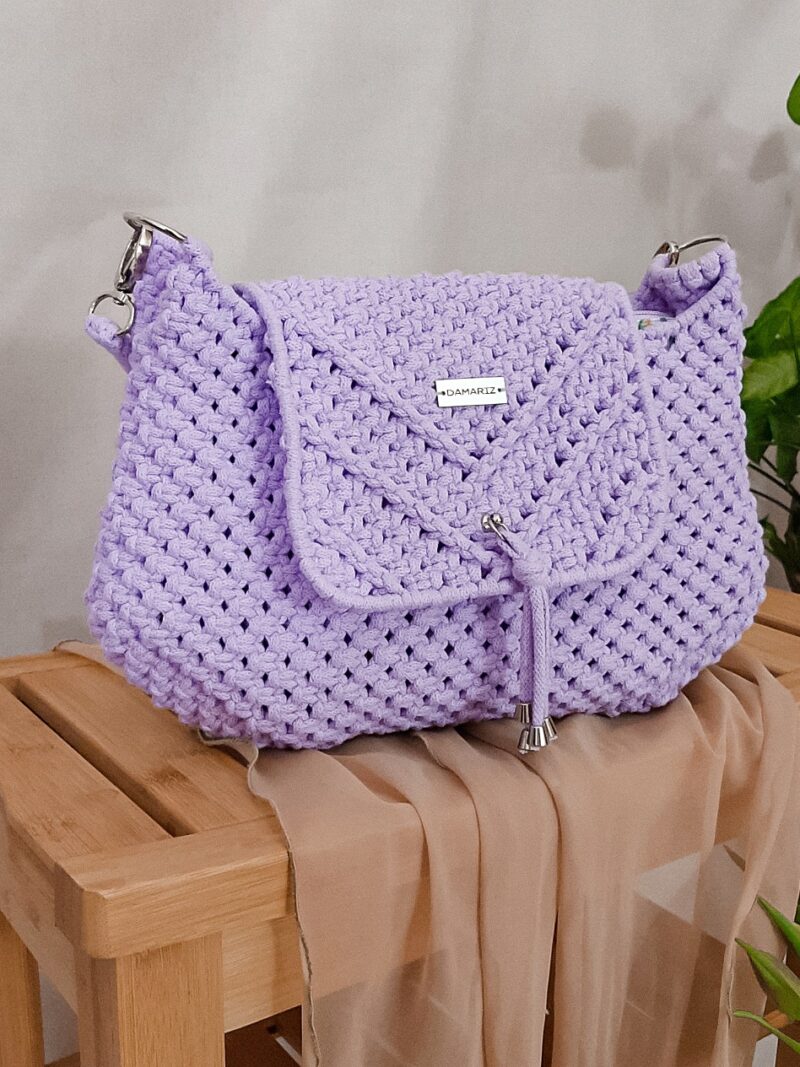 damska torebka listonoszka z klapką, pleciona techniką makramy ze sznurka, na długim i krótkim pasku, lila, jasny fiolet