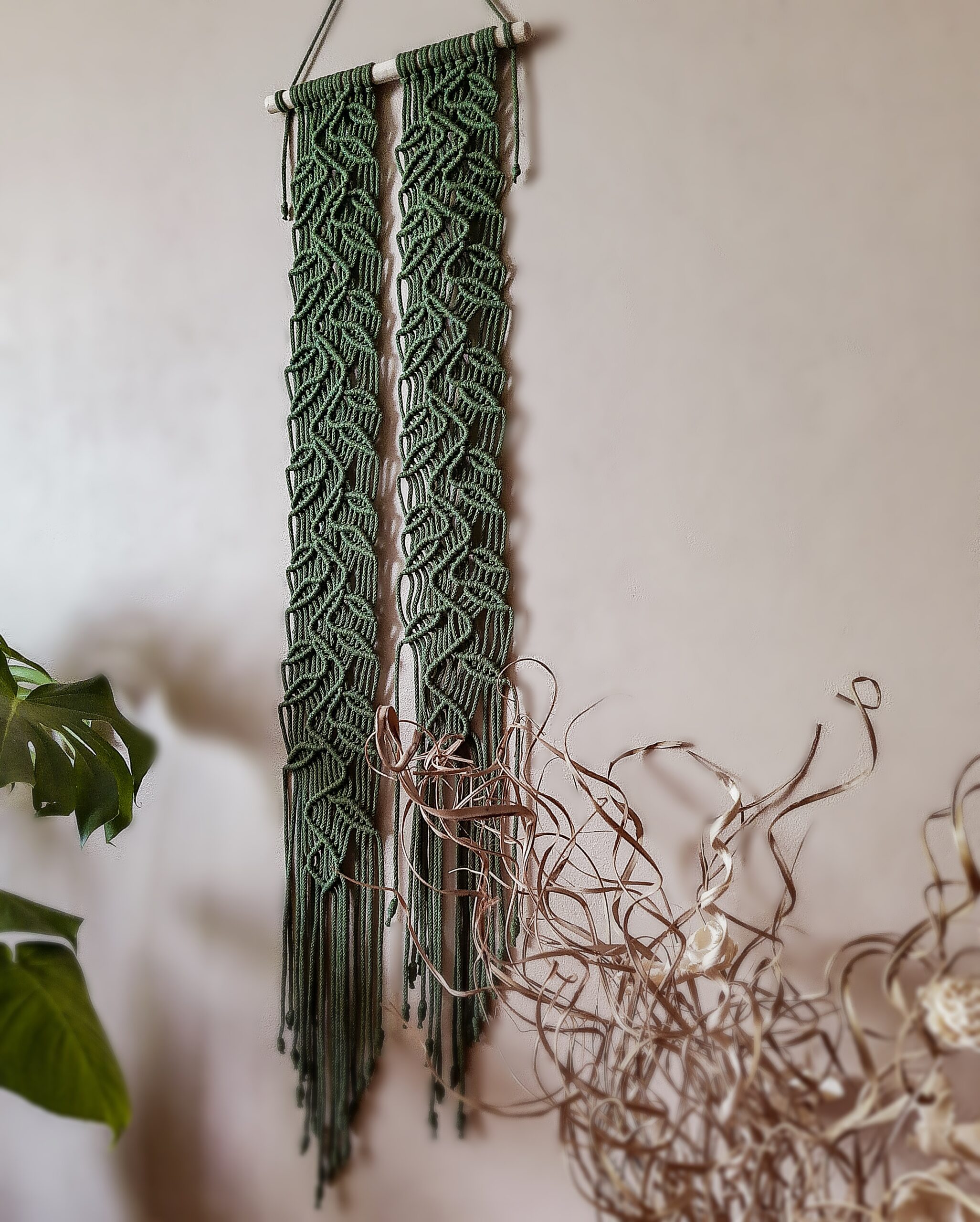 dekoracja ścienna w stylu boho, makrama roślinnaa, zielona