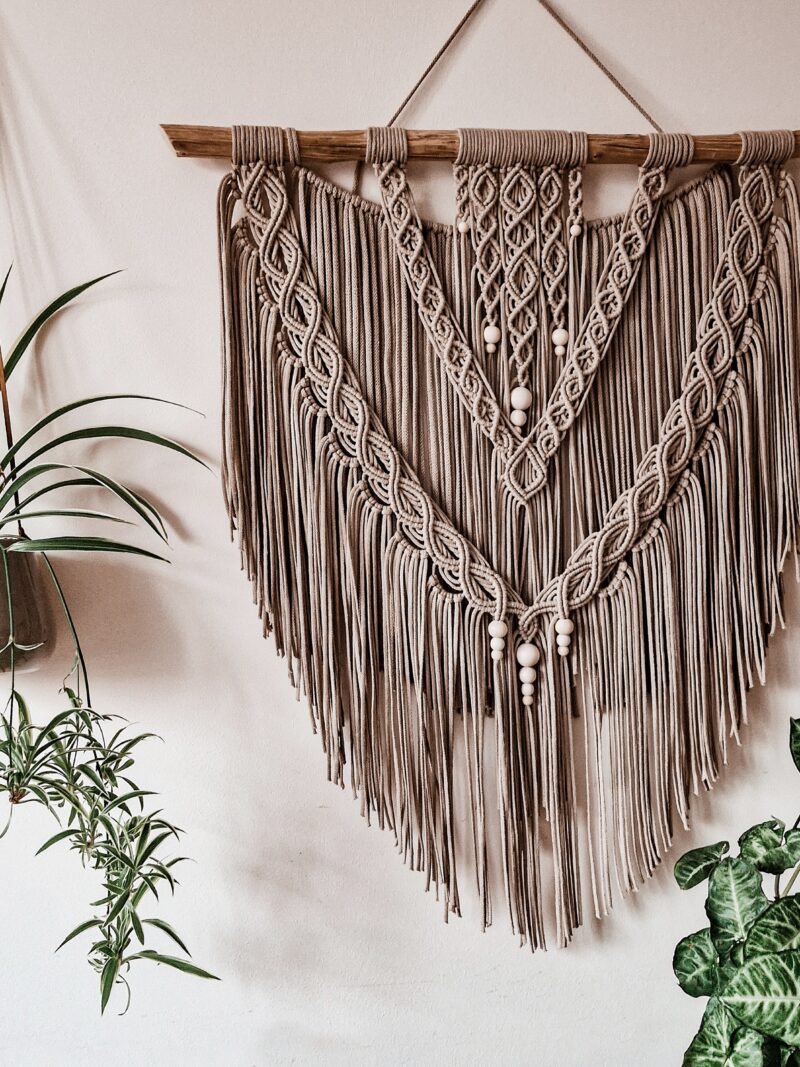 beżowa makrama w stylu boho rystykalna na naturalnym kiju z koralami beżowa makrama w stylu boho rystykalna na naturalnym kiju z koralami, duża makrama boho, dekoracja na ścianę