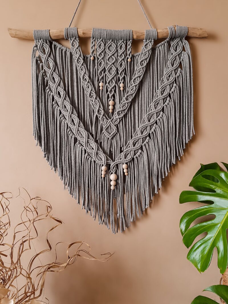 duża makrama dekoracja na ścianę, skandynawska makatka, z koralami, szara