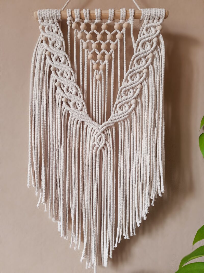 mała makrama na ścianę, dekoracja ścienna, makatka, z koralikami, biała, naturalna biel, złamana biel, kość słoniowa