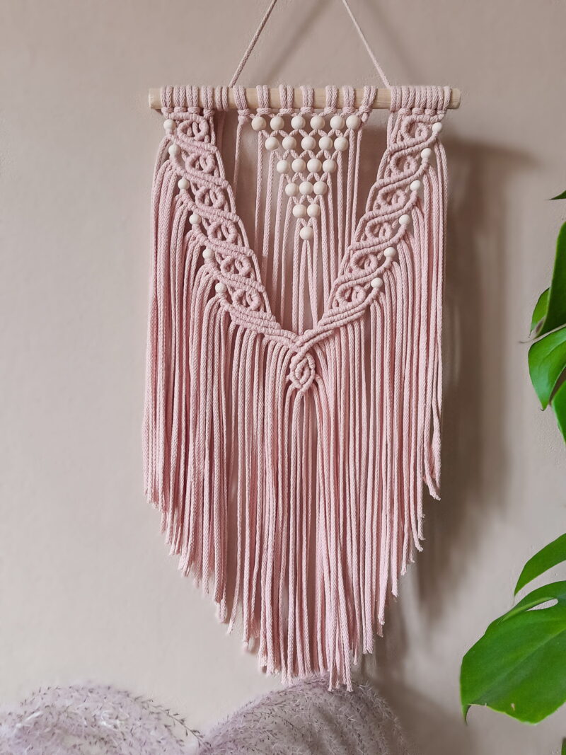 mała makrama na ścianę, dekoracja ścienna, makatka, z koralikami, różowa, różowe złoto