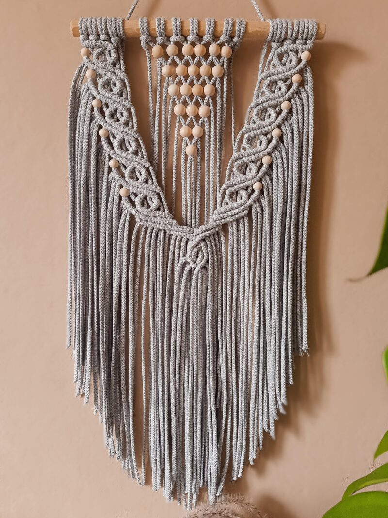 mała makrama na ścianę, dekoracja ścienna, makatka, z koralikami, szara