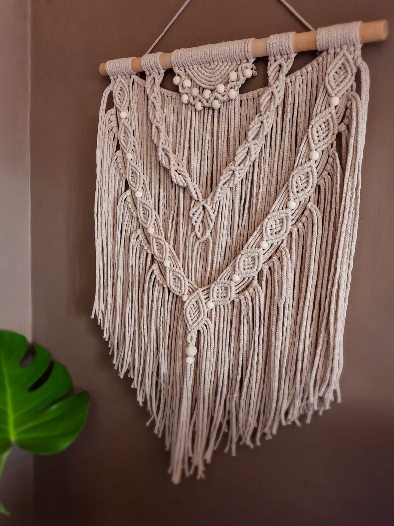 delikatna makrama, dekoracja na ścianę boho i skandynawskim, makatka z koralikami, beżowa