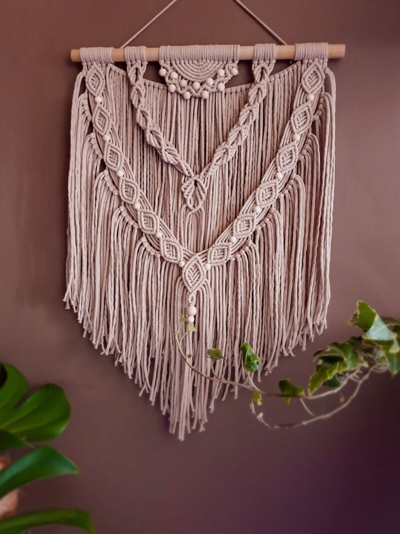 delikatna makrama, dekoracja na ścianę boho i skandynawskim, makatka z koralikami, beżowa