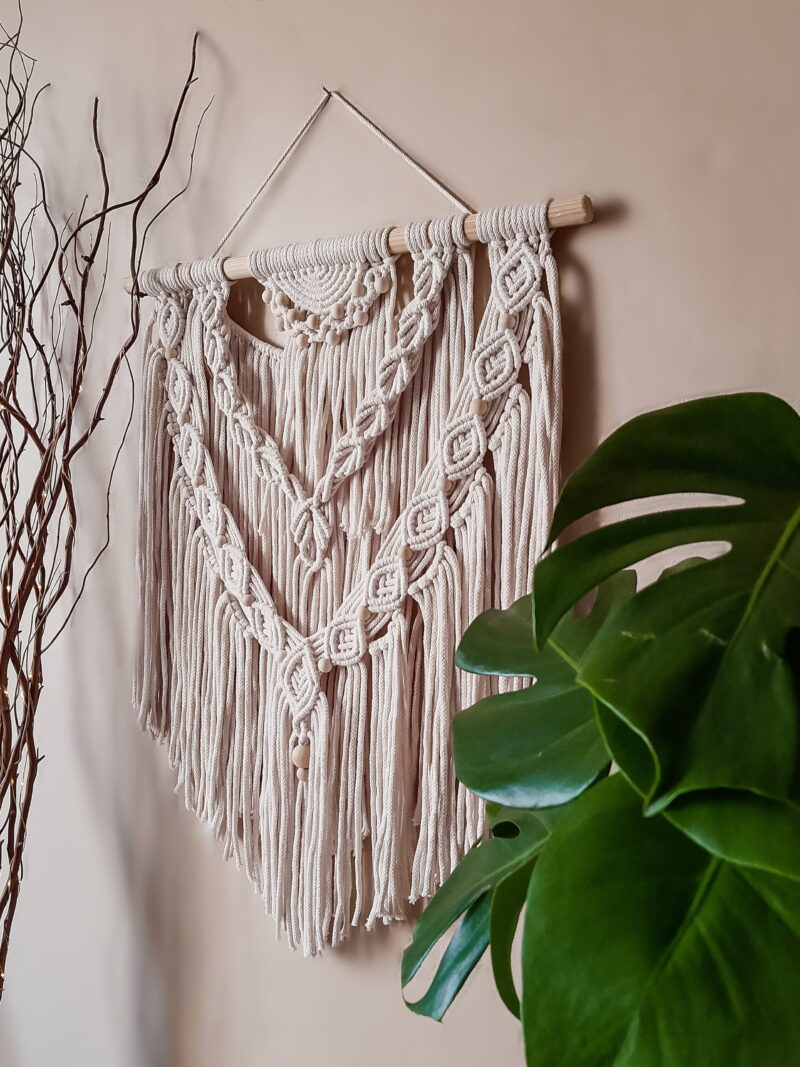 delikatna makrama na ścianę boho z koralikami, biała, naturalna biel delikatna makrama, dekoracja na ścianę boho i skandynawskim, makatka z koralikami, biała