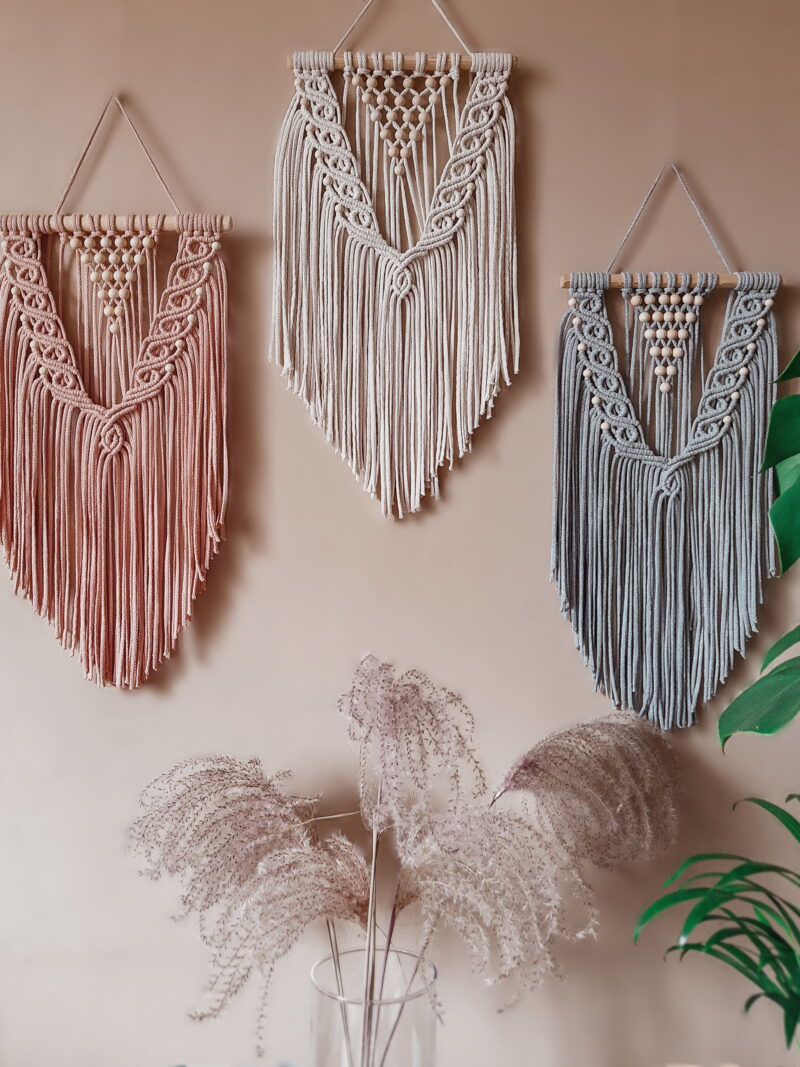 mała makrama na ścianę, dekoracja ścienna, makatka, z koralikami, biała, naturalna biel, złamana biel, kość słoniowa, różowa, różowe złoto, szara