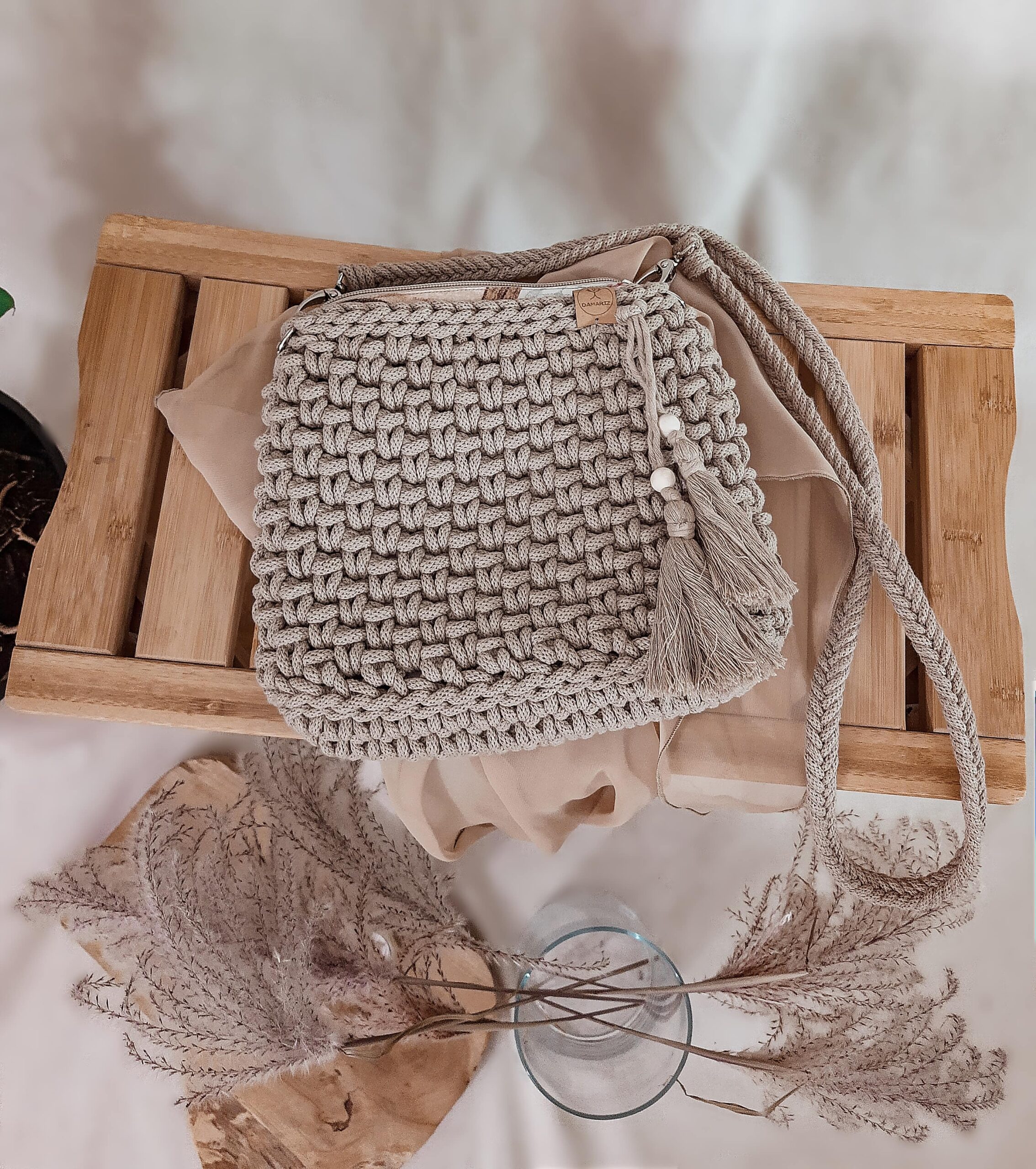 mała torebka ze sznurka przez ramię, listonoszka z frędzlami, beżowa