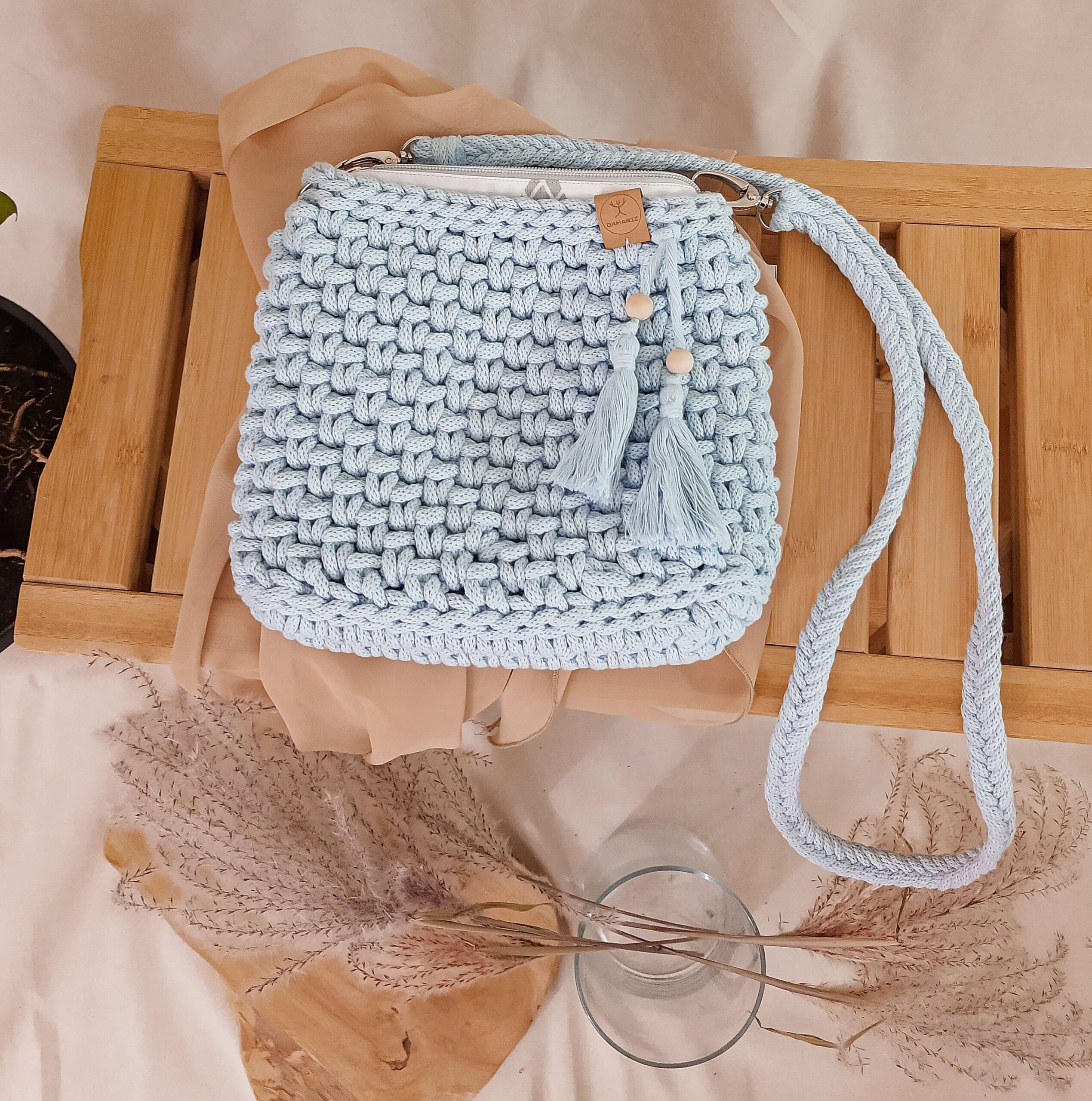 mała torebka ze sznurka przez ramię, listonoszka z frędzlami, błękitna