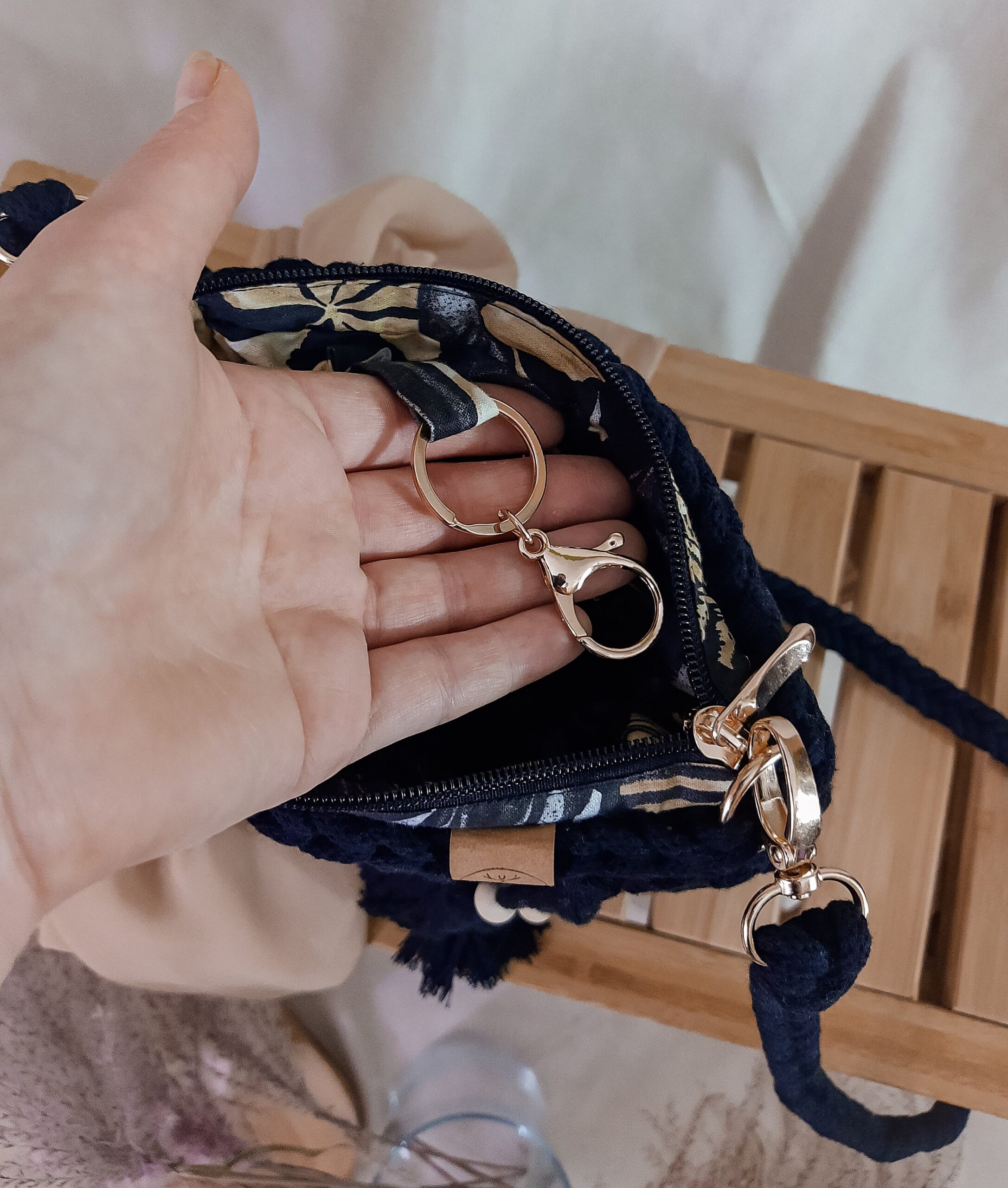 mała torebka ze sznurka przez ramię, listonoszka z frędzlami, czarna