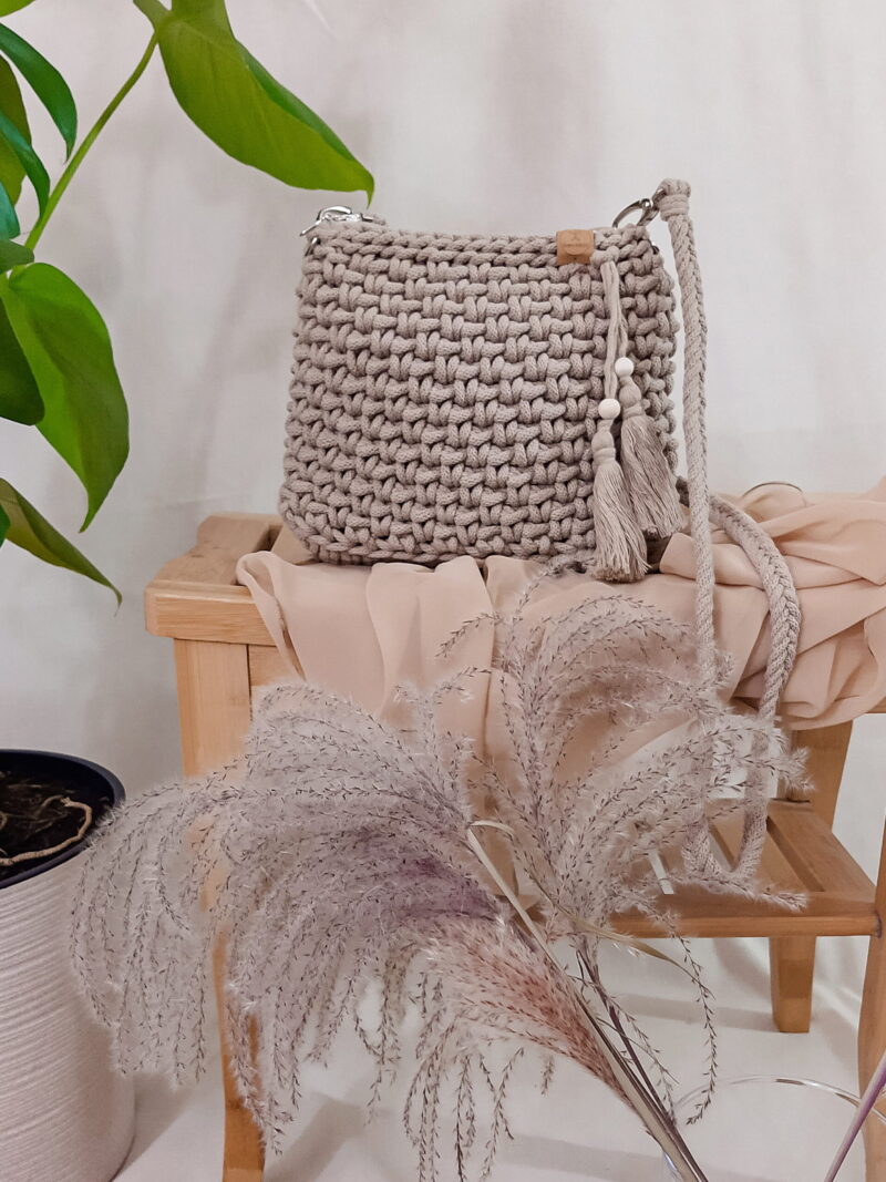 mała torebka ze sznurka przez ramię, listonoszka z frędzlami, piaskowy beż