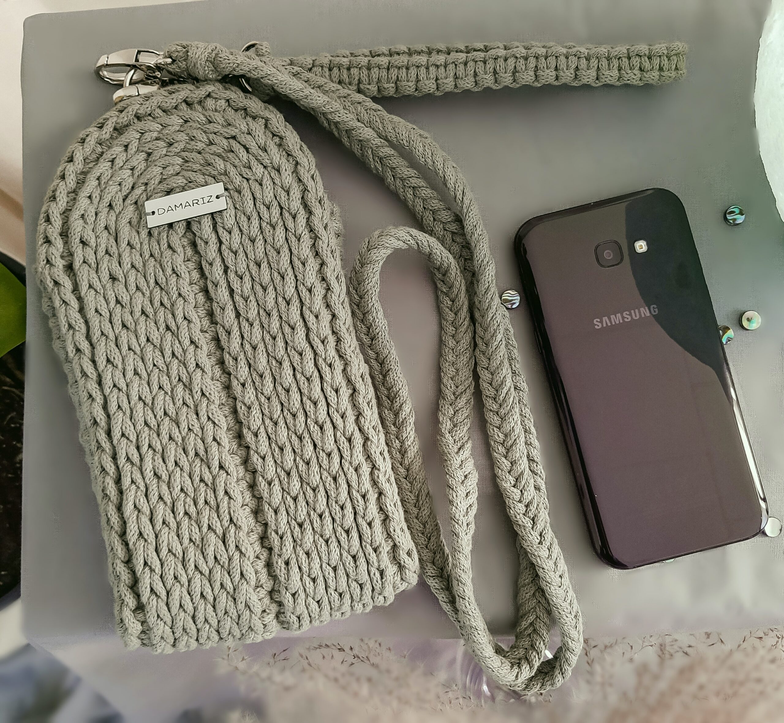 mała torebka case na telefon na szydełku, zielona, szałwia