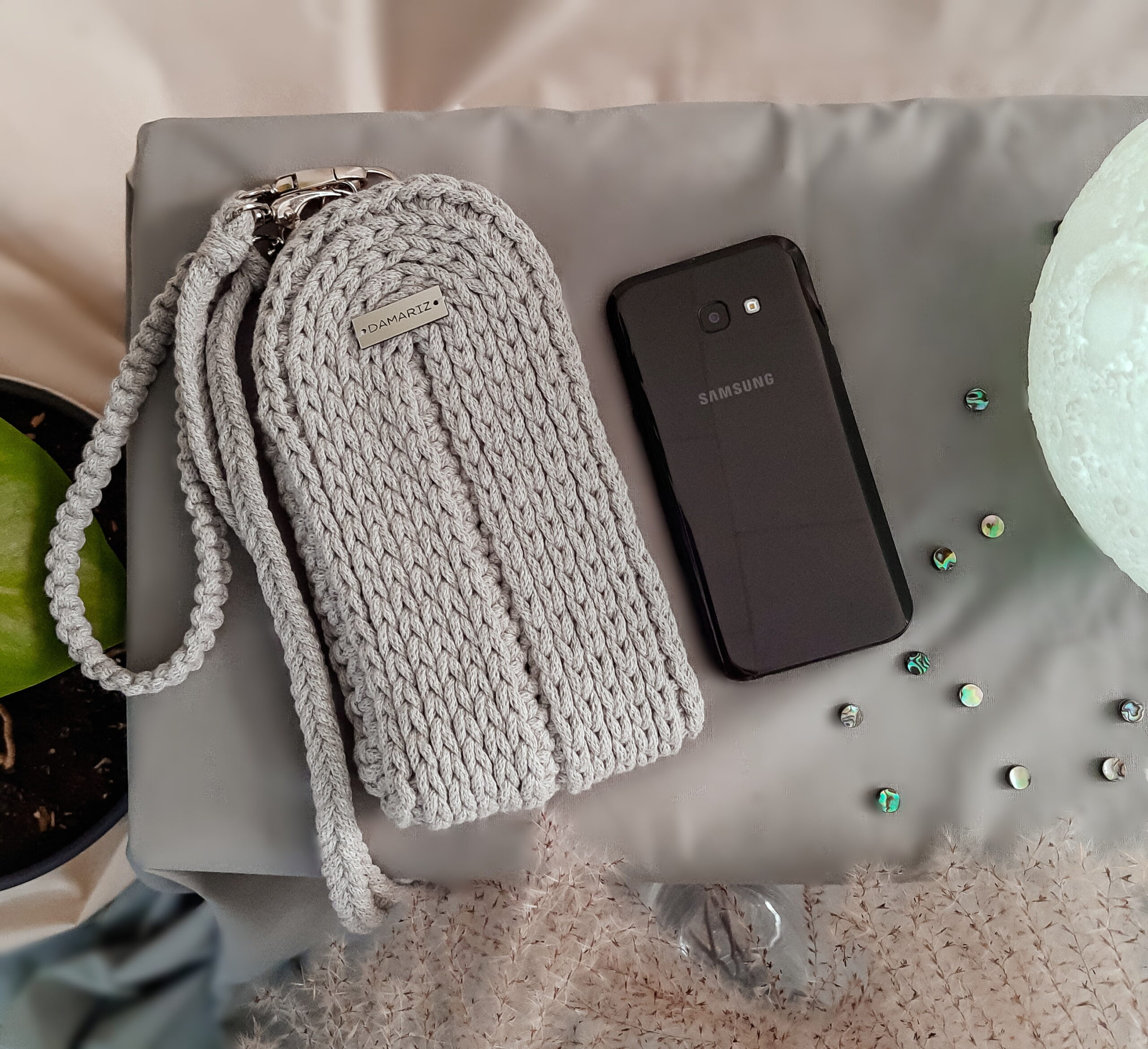 mała torebka case na telefon na szydełku, szara