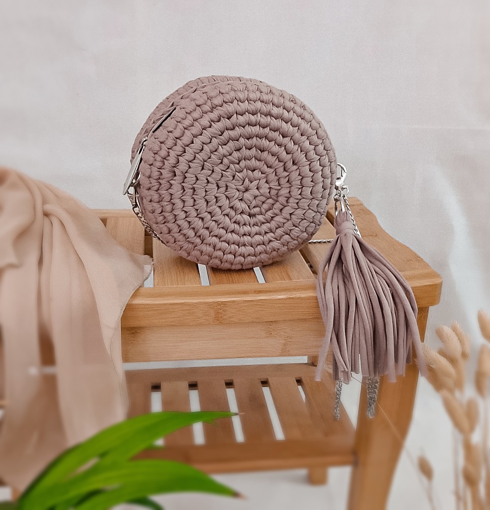 mała, okrągła torebka na łańcuszku na pasku przez ramię, pleciona na szydełku, kakaowa