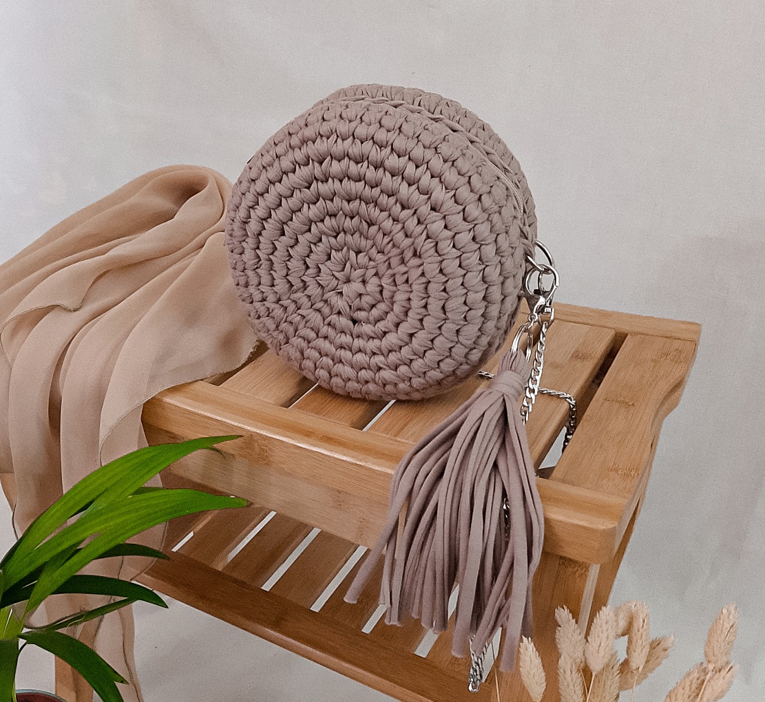 mała, okrągła torebka na łańcuszku na pasku przez ramię, pleciona na szydełku, kawowa