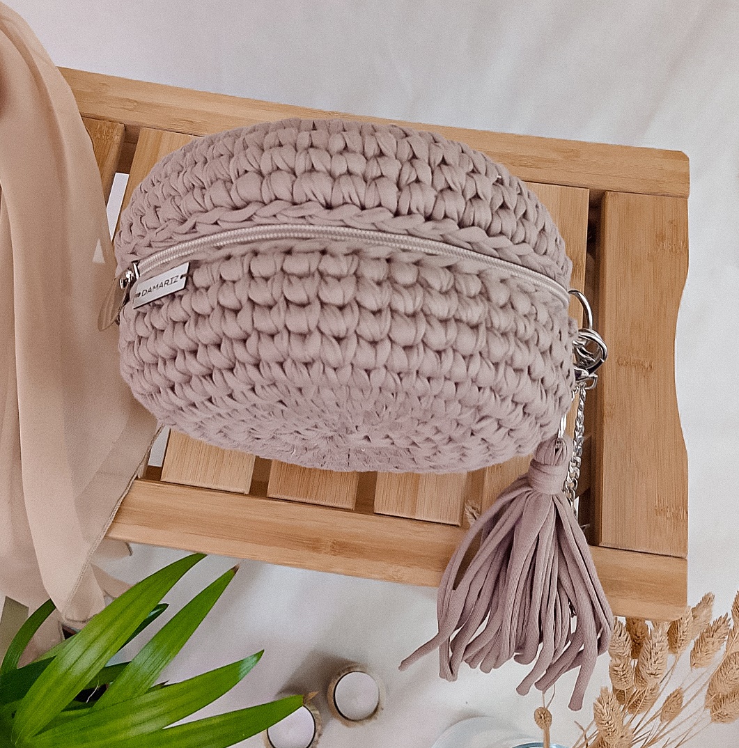 mała, okrągła torebka na łańcuszku na pasku przez ramię, pleciona na szydełku, kawowa