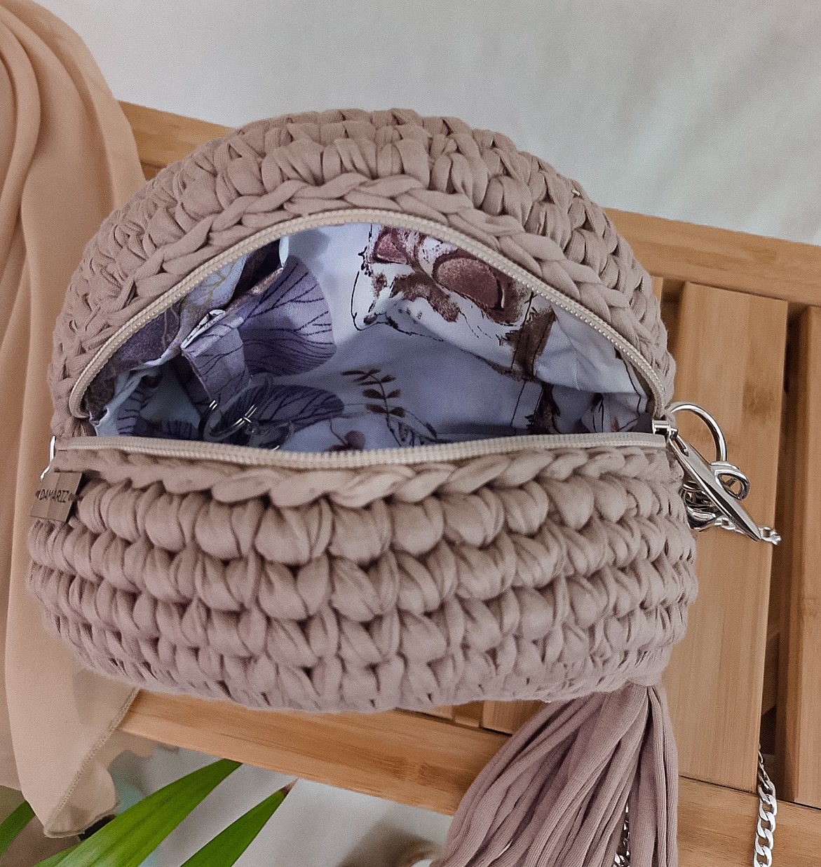 mała, okrągła torebka na łańcuszku na pasku przez ramię, pleciona na szydełku, beżowa