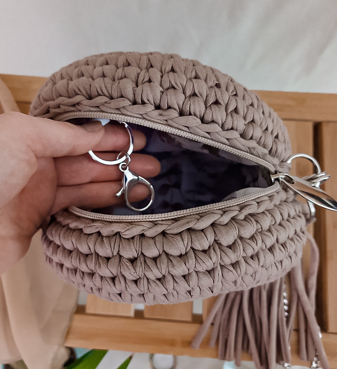 mała, okrągła torebka na łańcuszku na pasku przez ramię, pleciona na szydełku, brązowa