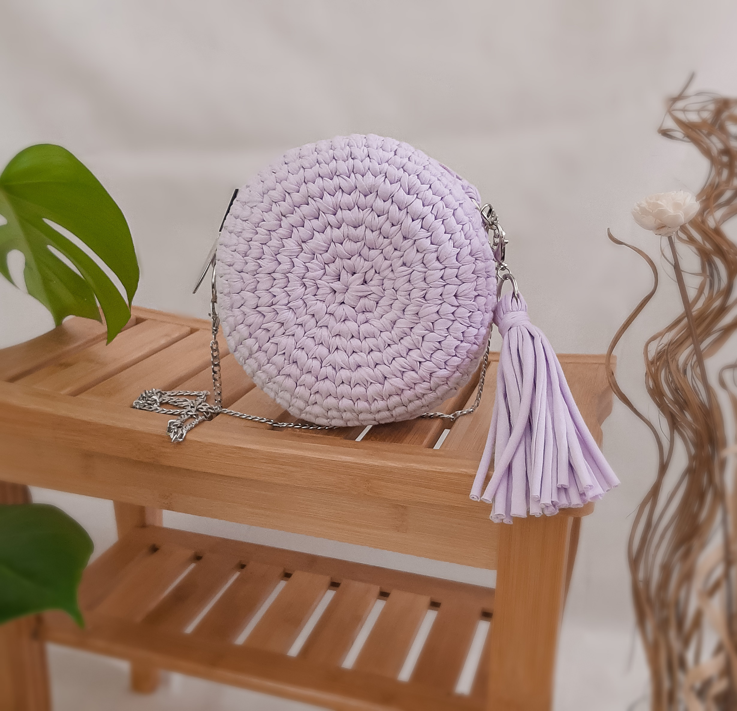 mała, okrągła torebka na łańcuszku na pasku przez ramię, pleciona na szydełku, jasny fiolet